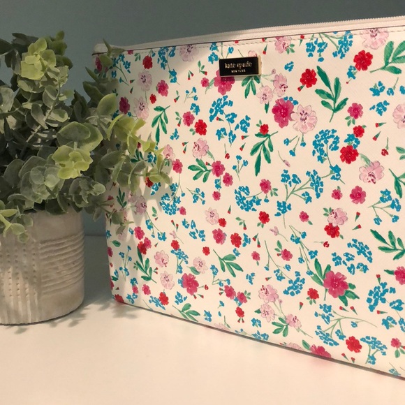 kate spade Handbags - 🌺 NWT Kate Spade Floral Clutch 🌺